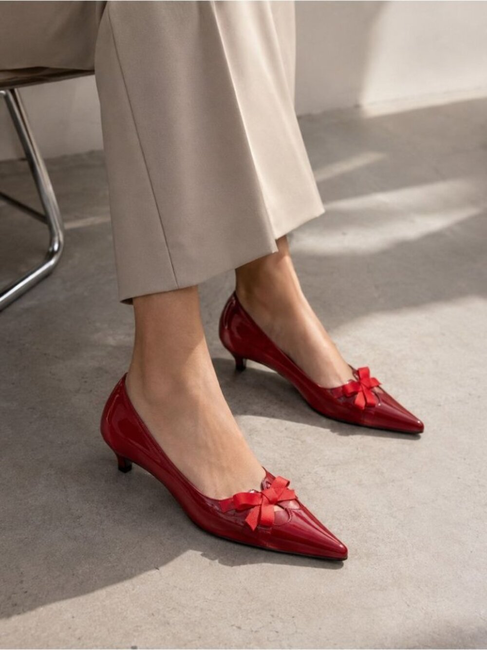 Stuart Weitzman Red Pointed Toe Women’s Patent Leather Pumps Bow 7.5M Retro Chic